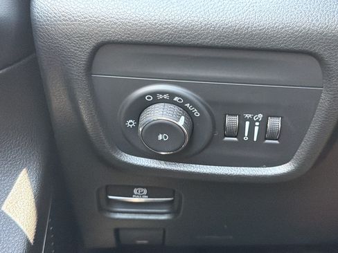 Used 2025 Jeep Grand Cherokee Limited w/ Luxury Tech Group II RWD image 31