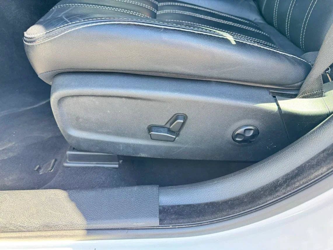 Used 2019 Chrysler 300 S AWD/4WD image 10