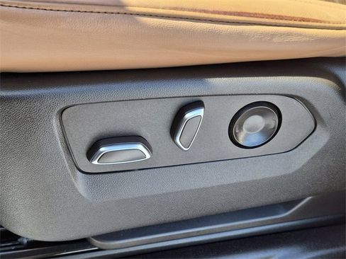 Used 2022 Cadillac Escalade Premium Luxury image 19