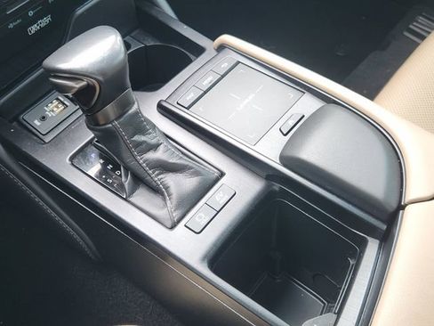 Used 2020 Lexus ES 300h Ultra Luxury w/ Accessory Package 2 FWD image 17
