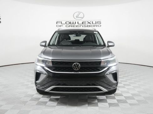 Used 2023 Volkswagen Taos SE FWD image 2