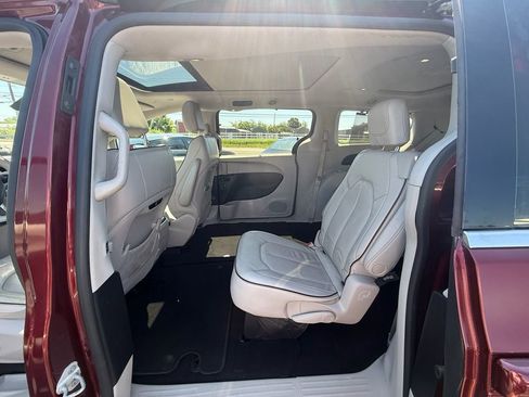 Used 2019 Chrysler Pacifica Limited FWD image 19