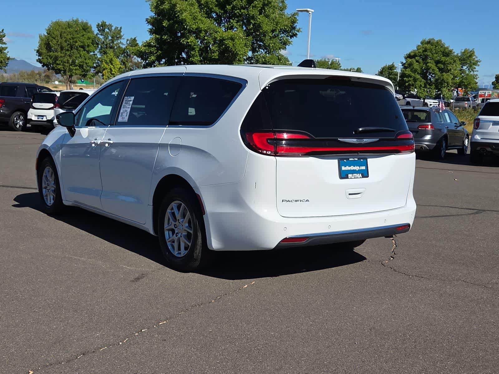 Certified 2025 Chrysler Pacifica Select FWD image 12