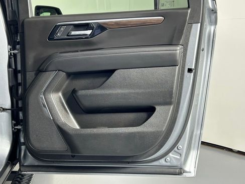 Used 2025 Chevrolet Suburban Z71 image 12