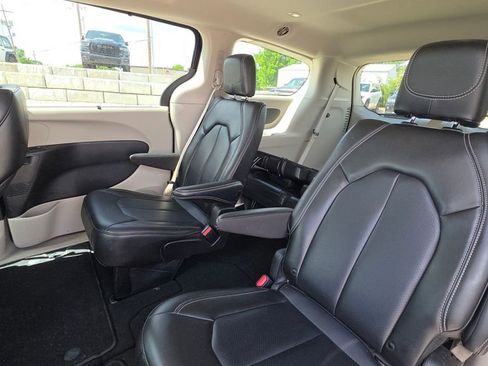 Used 2023 Chrysler Pacifica Touring-L FWD image 13
