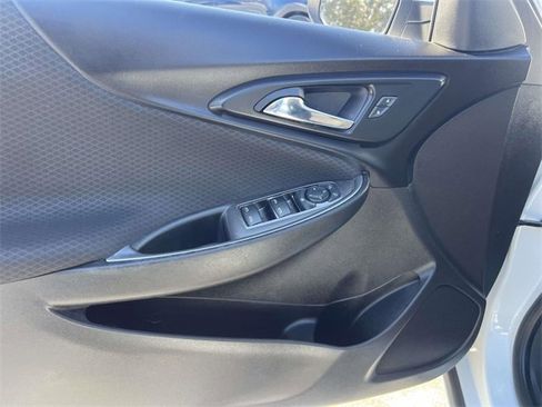 Used 2018 Chevrolet Malibu LT image 16