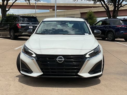 Used 2025 Nissan Altima 2.5 SV FWD image 2