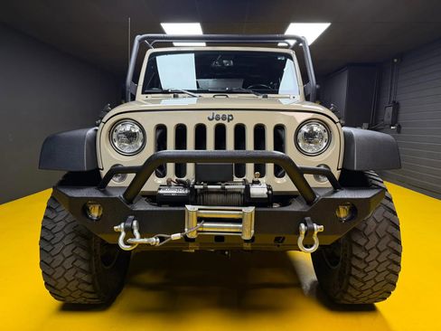 Used 2017 Jeep Wrangler Rubicon w/ Power Convenience Group AWD/4WD image 2
