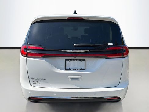 Used 2024 Chrysler Pacifica Touring-L image 4