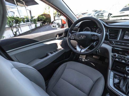 Used 2020 Hyundai Elantra SE FWD image 18