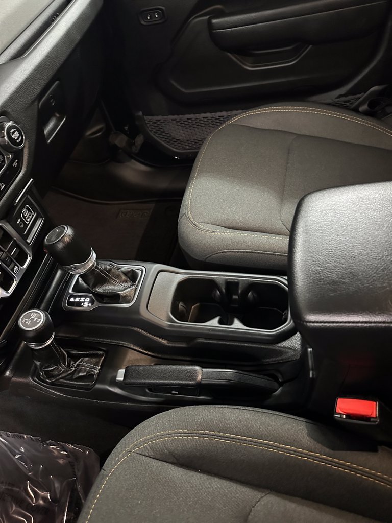 Used 2024 Jeep Wrangler Unlimited w/ Convenience Group AWD/4WD image 15