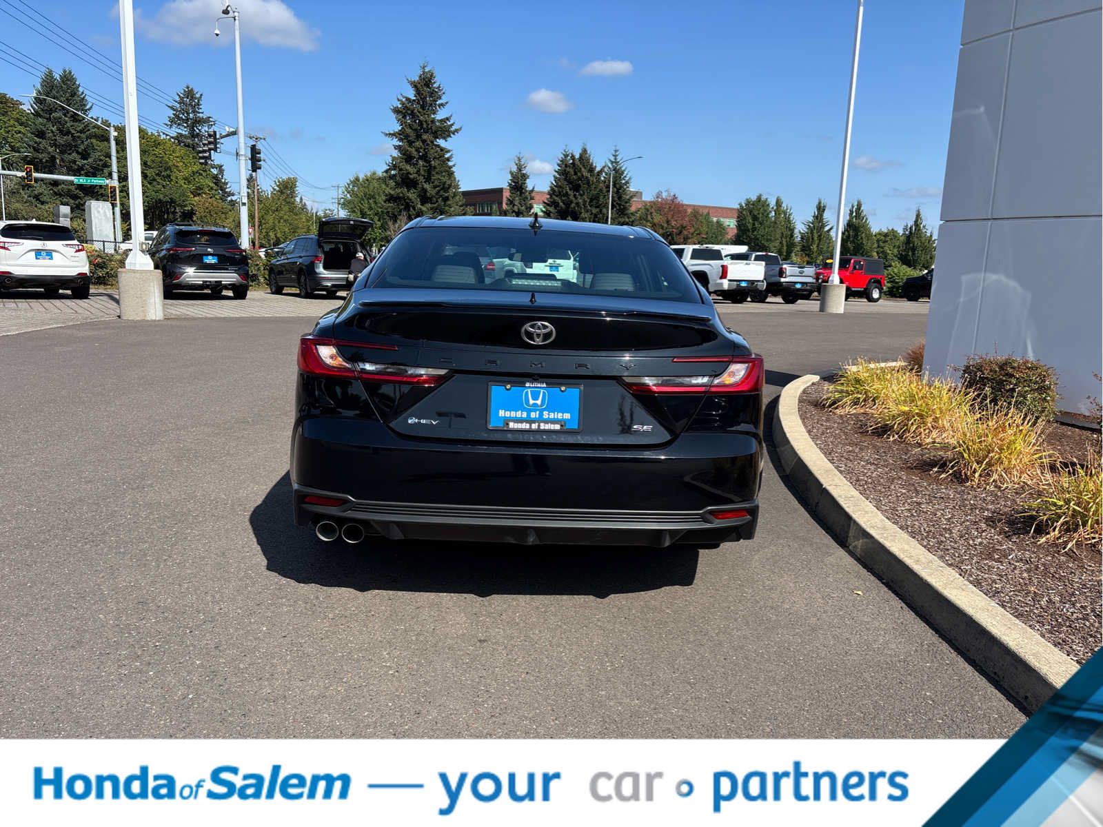 Used 2025 Toyota Camry SE FWD image 5