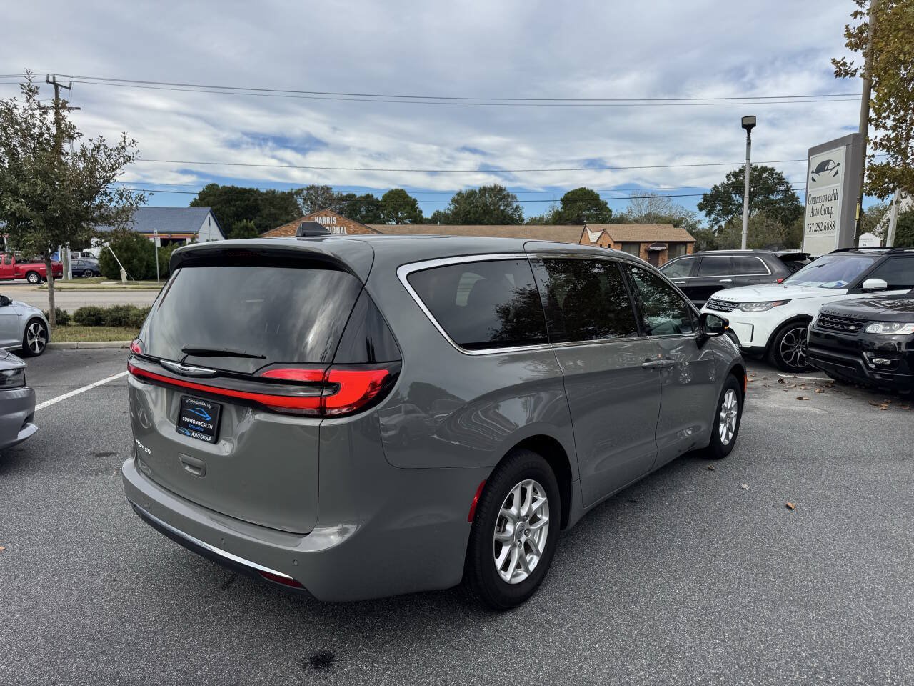 Used 2025 Chrysler Pacifica Select FWD image 5