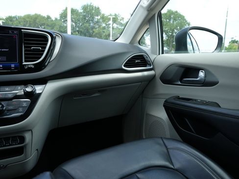 Used 2023 Chrysler Pacifica Touring-L FWD image 9