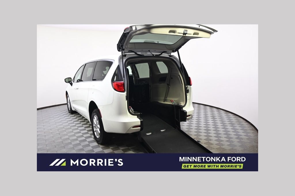 Used 2023 Chrysler Voyager LX FWD image 1