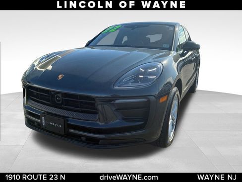 Used 2022 Porsche Macan AWD/4WD image 1