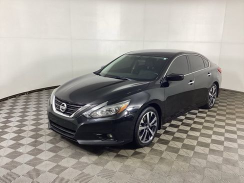 Used 2016 Nissan Altima 2.5 SR w/ LED Appearance Package image 5