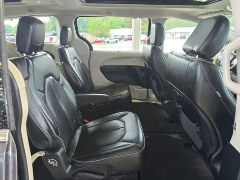 Used 2020 Chrysler Pacifica Limited FWD image 13