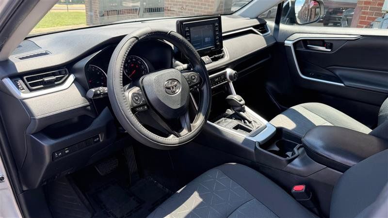 Used 2020 Toyota RAV4 XLE w/ Convenience Package FWD image 30