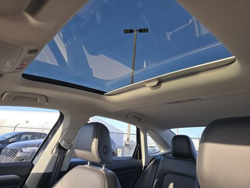 Certified 2023 Volkswagen Jetta SE w/ Panoramic Sunroof Package image 9