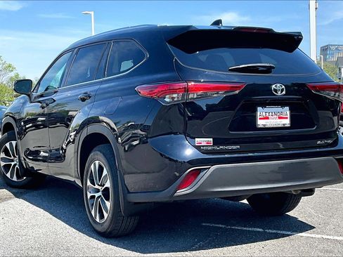 Used 2021 Toyota Highlander XLE image 11