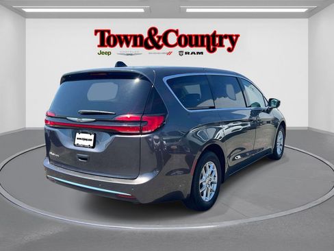 Certified 2023 Chrysler Pacifica Touring-L FWD image 7