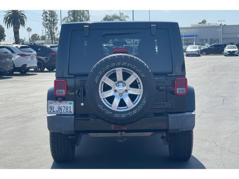 Used 2017 Jeep Wrangler Unlimited Sahara w/ Connectivity Group AWD/4WD image 4