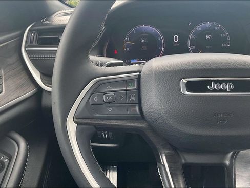 Used 2024 Jeep Grand Cherokee Limited RWD image 16
