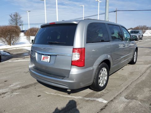 Used 2016 Chrysler Town & Country Touring image 4