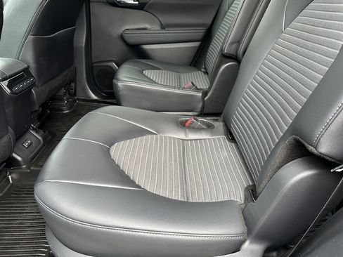 Used 2024 Toyota Highlander XSE AWD/4WD image 16