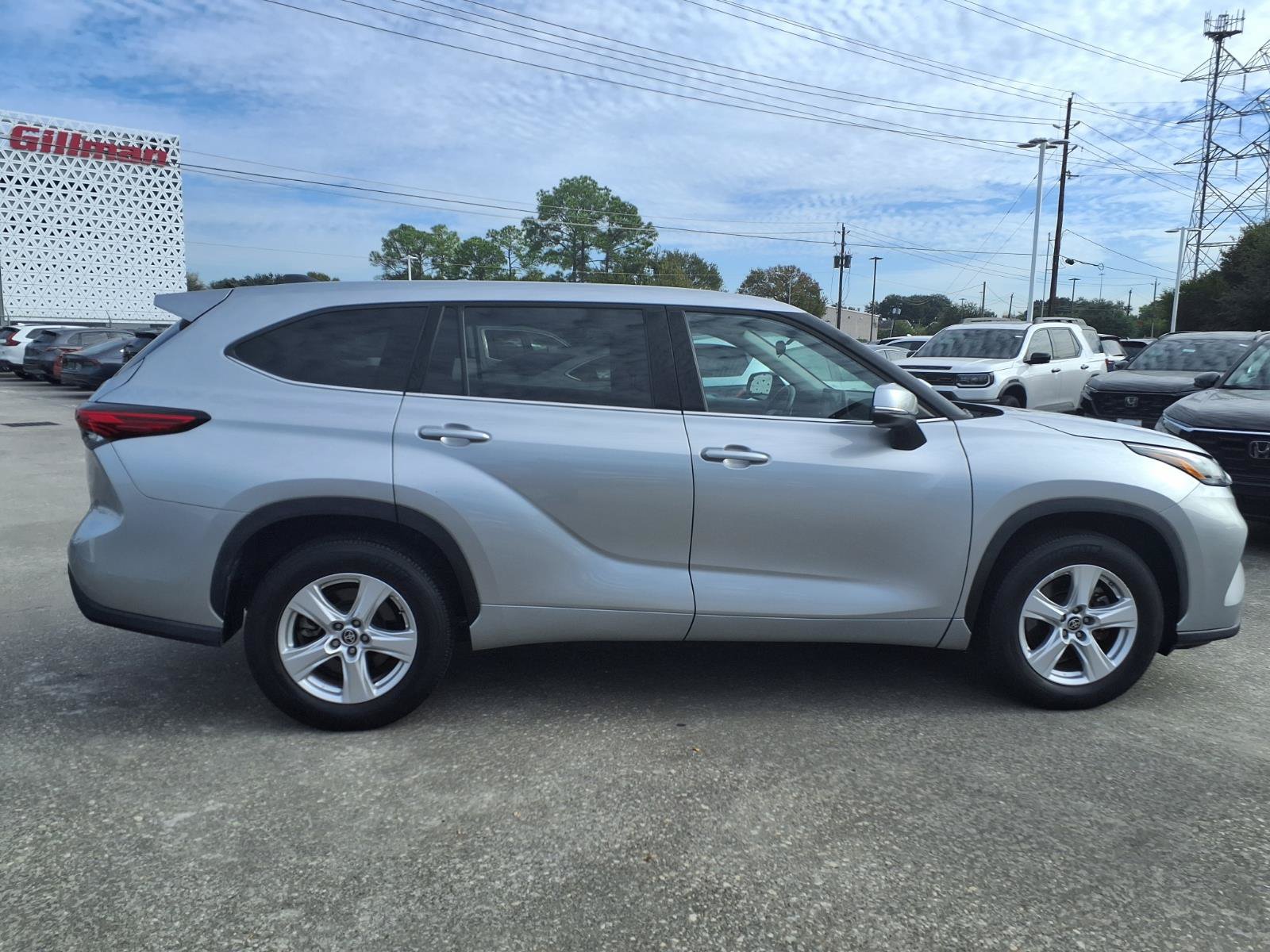 Used 2022 Toyota Highlander LE FWD image 26