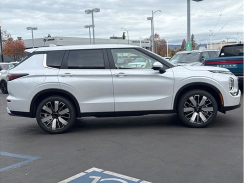 New 2026 Mitsubishi Outlander SE FWD image 4