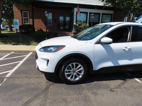 Used 2020 Ford Escape SE FWD image 2