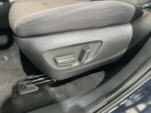 Used 2025 Toyota Highlander LE FWD image 16