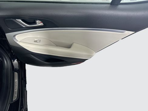 Used 2025 Genesis G70 2.5T RWD image 28