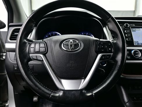 Used 2017 Toyota Highlander SE image 22