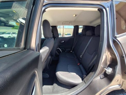 Used 2016 Jeep Renegade Latitude FWD image 34