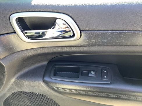 Used 2018 Jeep Grand Cherokee Laredo image 38