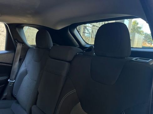 Used 2019 Jeep Cherokee Latitude w/ Cold Weather Group image 19