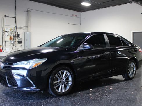 Used 2015 Toyota Camry SE FWD image 6