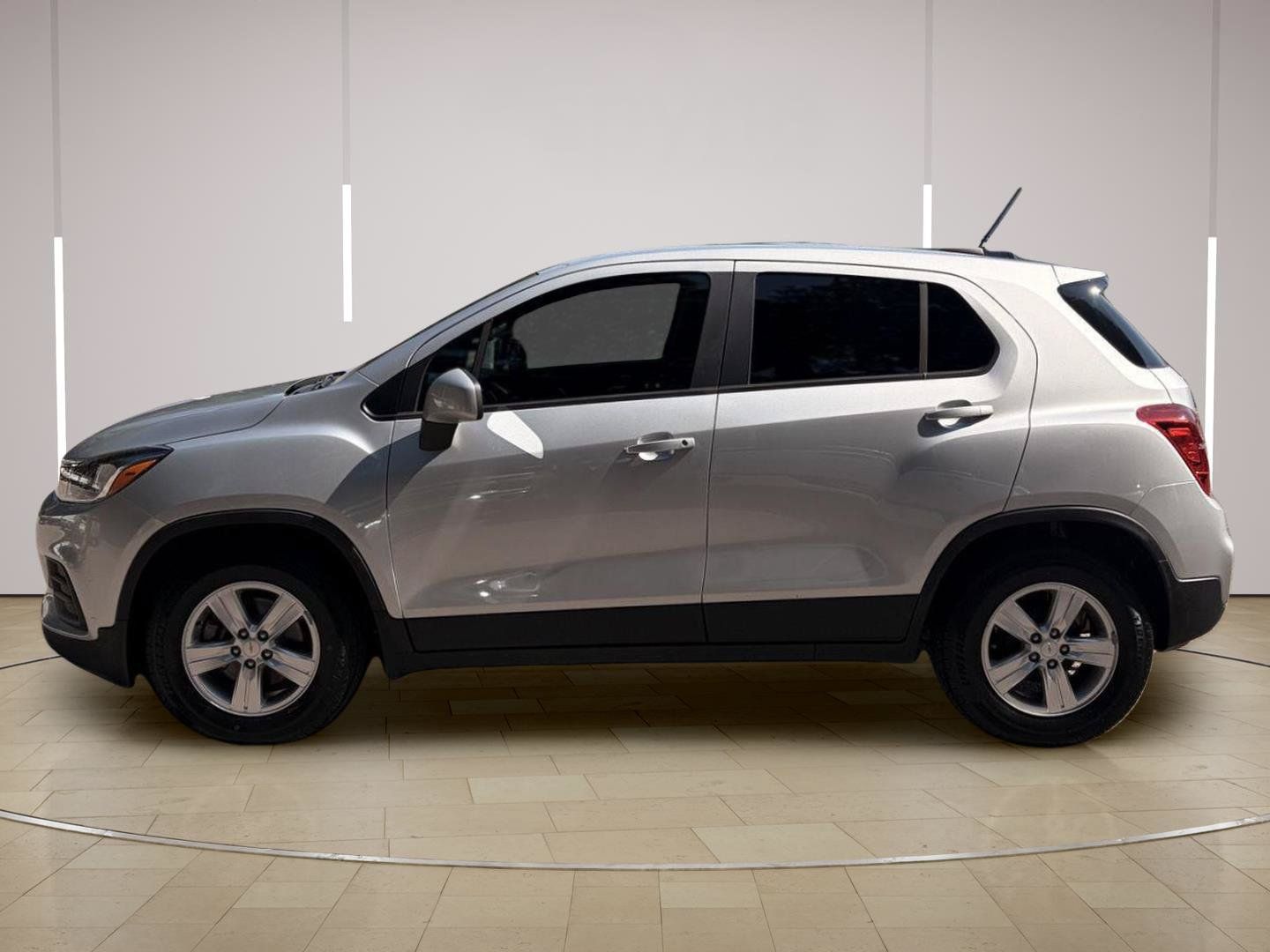 Used 2022 Chevrolet Trax LS w/ Tint and Cruise Package FWD image 4