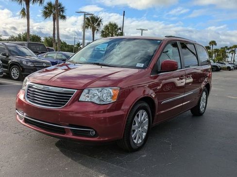 Used 2014 Chrysler Town & Country Touring image 6