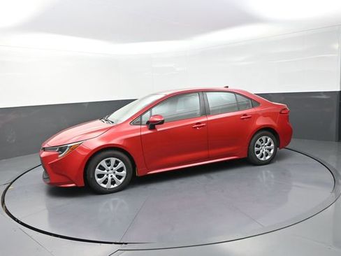 Used 2021 Toyota Corolla LE FWD image 30