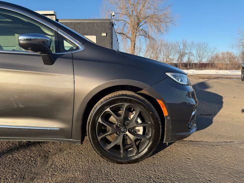 Used 2022 Chrysler Pacifica Limited AWD/4WD image 2