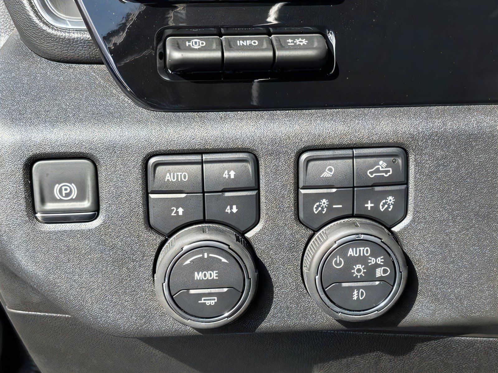 Used 2025 Chevrolet Silverado 2500 LTZ w/ LTZ Premium Package AWD/4WD image 25