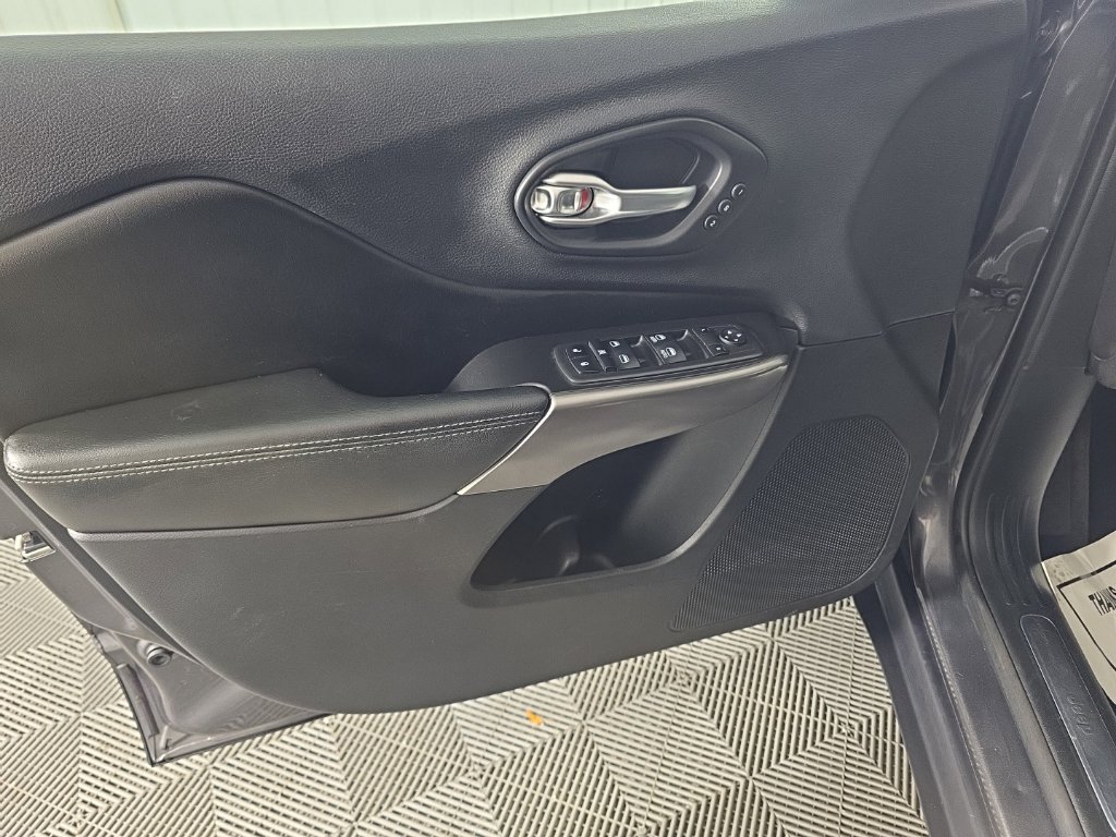 Used 2019 Jeep Cherokee Limited AWD/4WD image 11