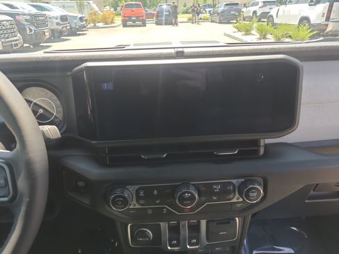 Used 2025 Jeep Wrangler Sport AWD/4WD image 19