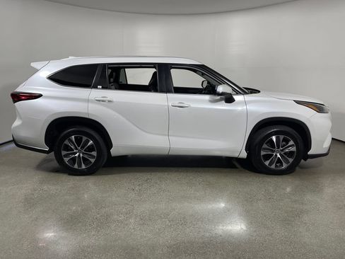Used 2023 Toyota Highlander XLE FWD image 2