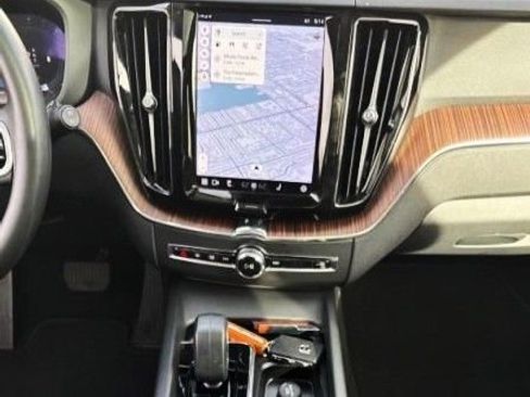 Used 2023 Volvo XC60 B5 Plus image 8