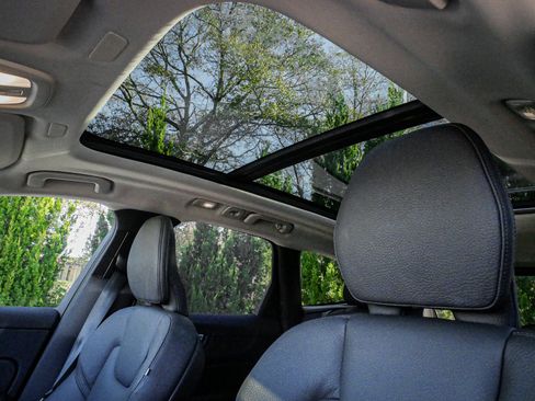 Used 2025 Volvo XC60 B5 Plus image 24